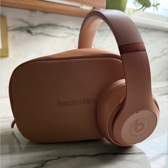 Beats Studio Pro x Kim K - Picture 2 of 3